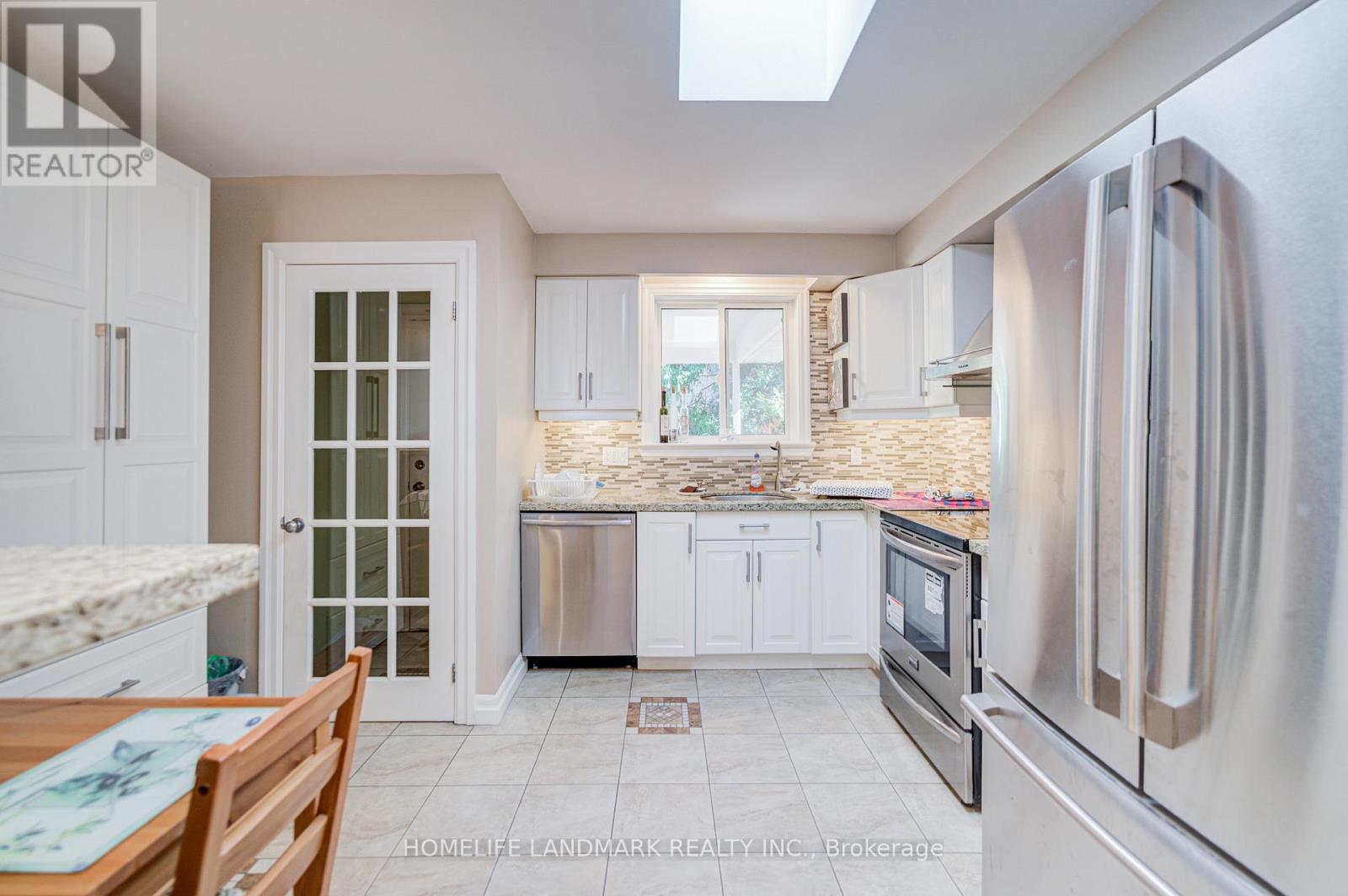 138 Osborne Crescent, Oakville (Cp College Park), Ontario  L6H 1G1 - Photo 11 - W12390381