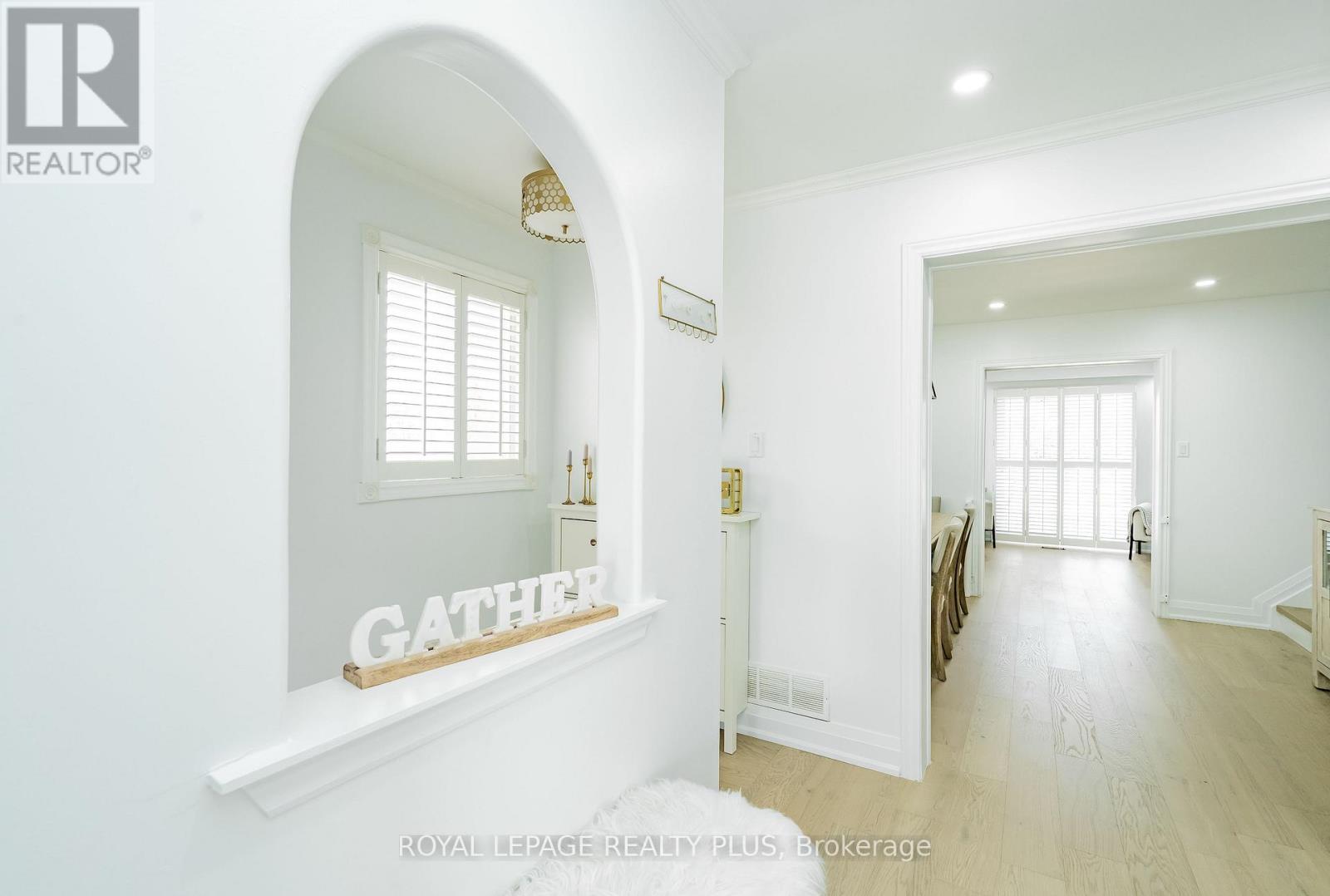 568 Fergo Avenue, Mississauga, Ontario  L5B 2J3 - Photo 5 - W12384513