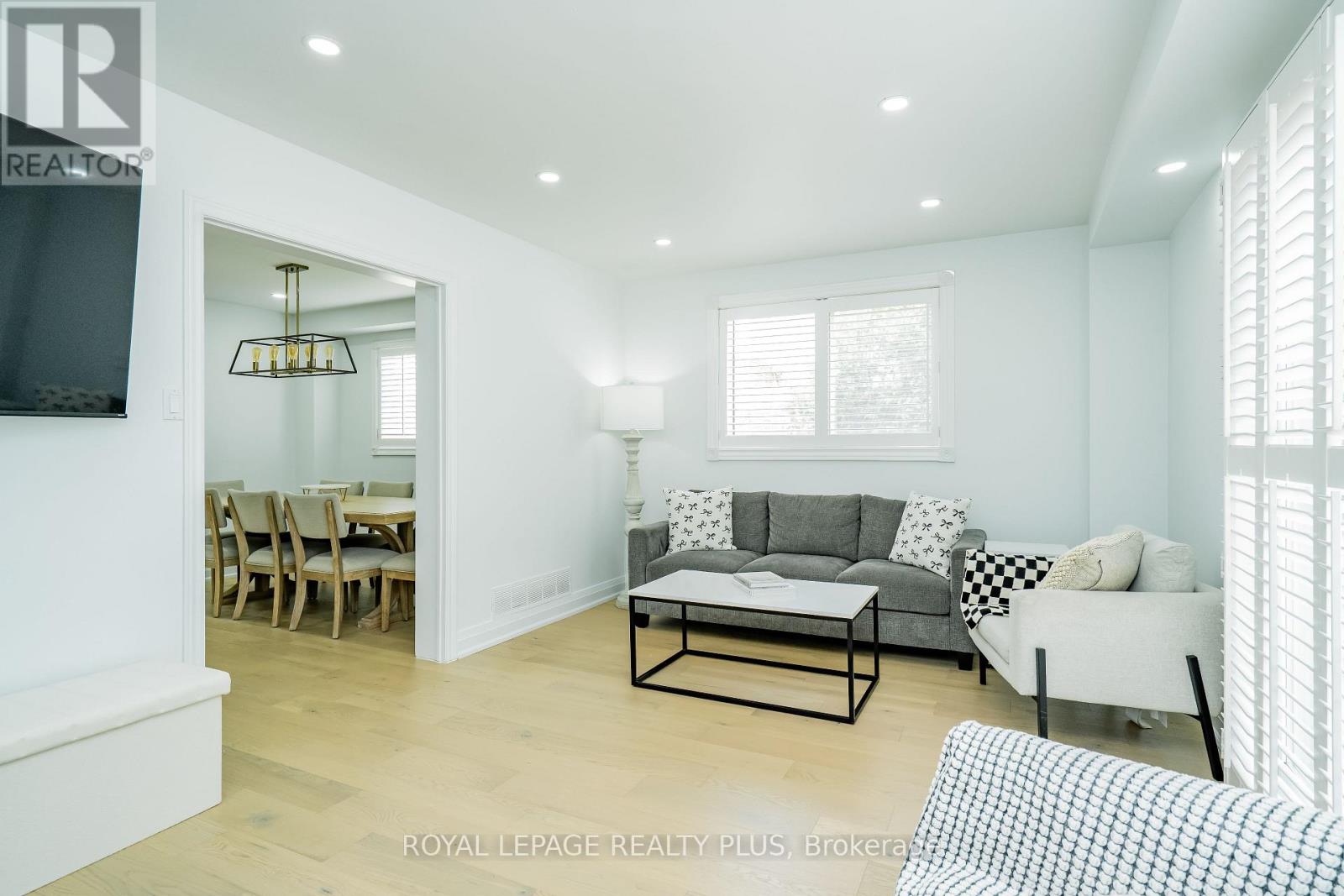 568 Fergo Avenue, Mississauga, Ontario  L5B 2J3 - Photo 3 - W12384513