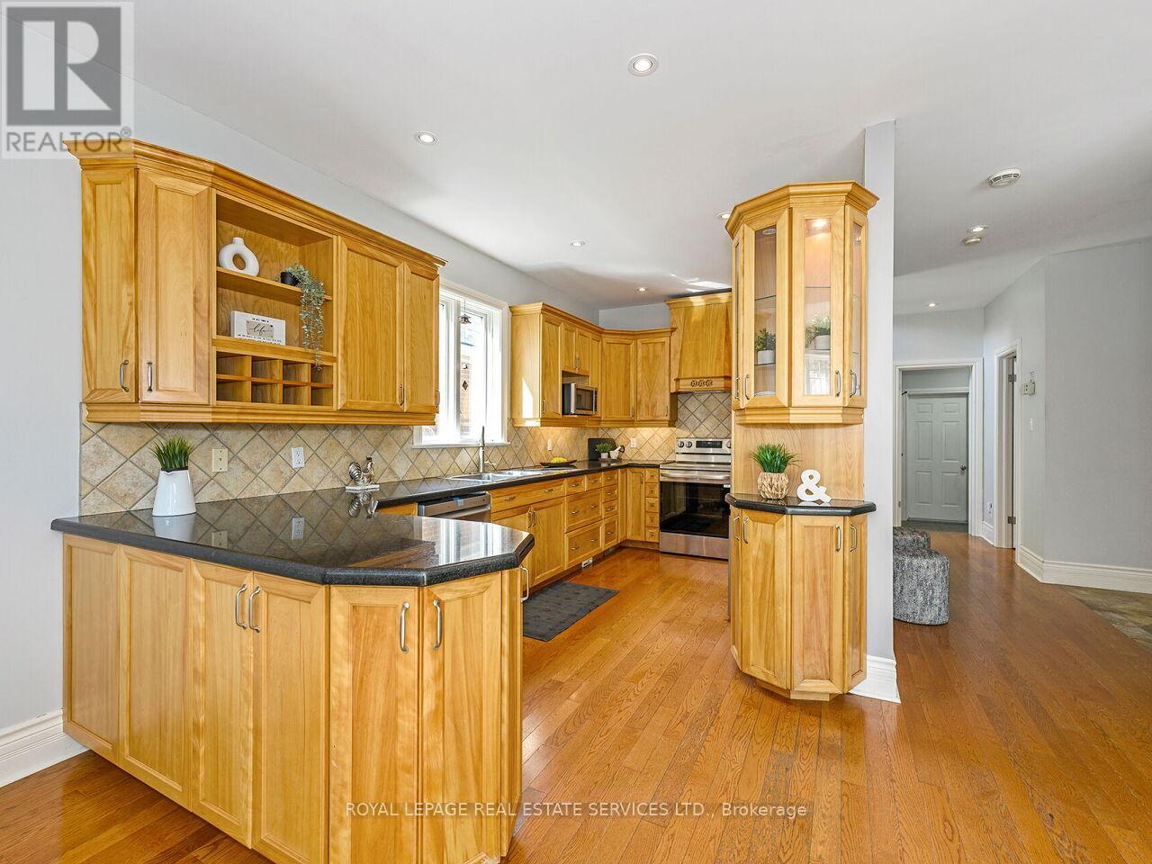 37 Maydolph Road, Toronto, Ontario  M9B 1V9 - Photo 14 - W12390428