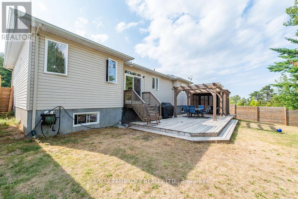 1005 Butler Boulevard, Petawawa, Ontario  K8H 0C2 - Photo 41 - X12385526
