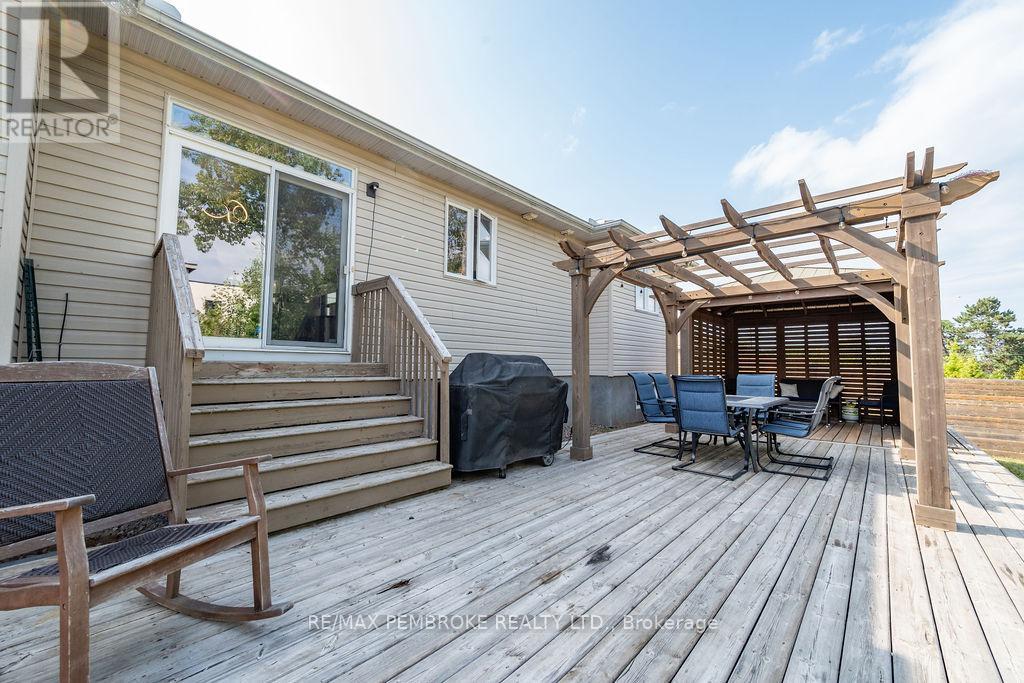 1005 Butler Boulevard, Petawawa, Ontario  K8H 0C2 - Photo 47 - X12385526