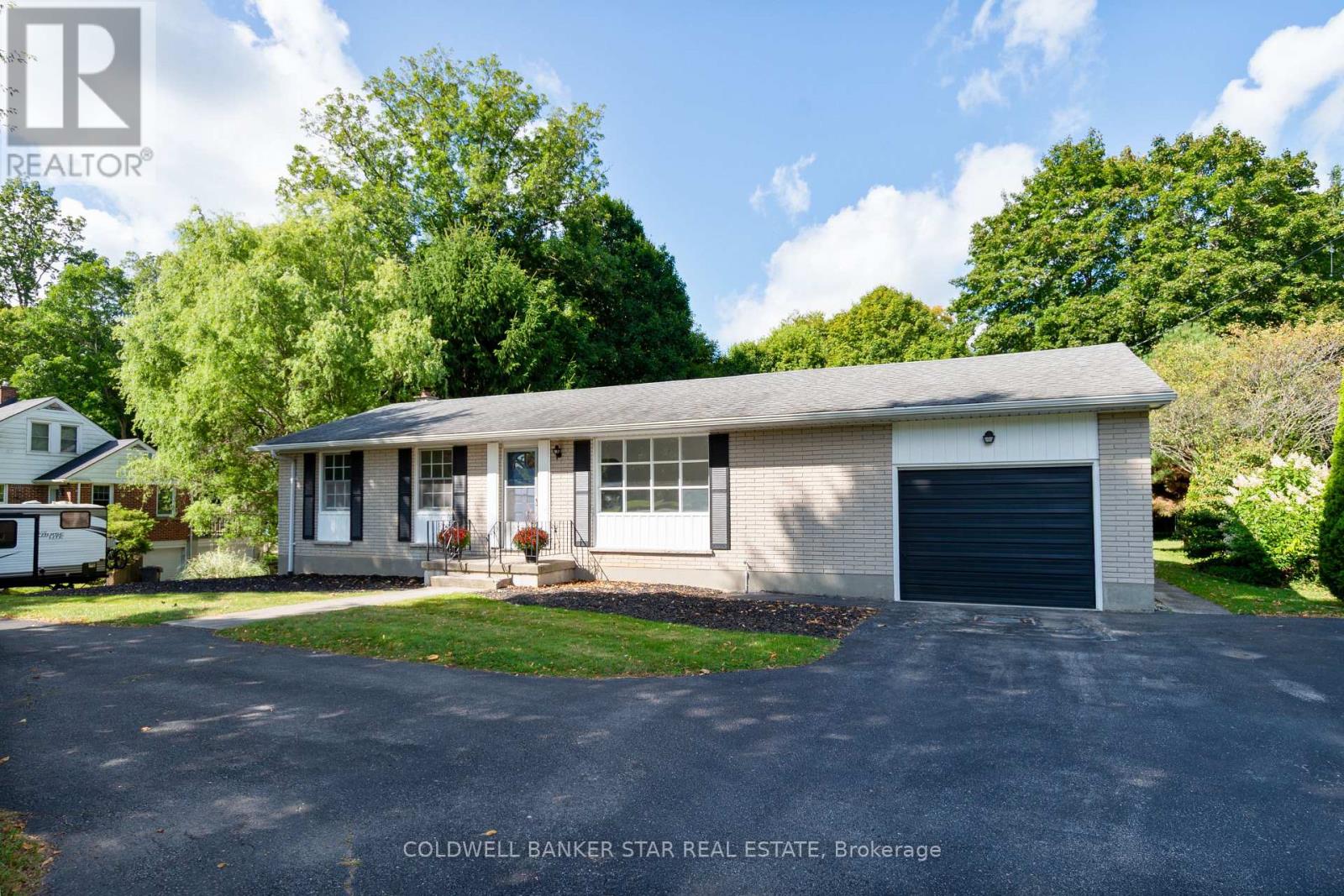 6361 Sunset Drive, Central Elgin, Ontario  N5R 3S8 - Photo 4 - X12390484