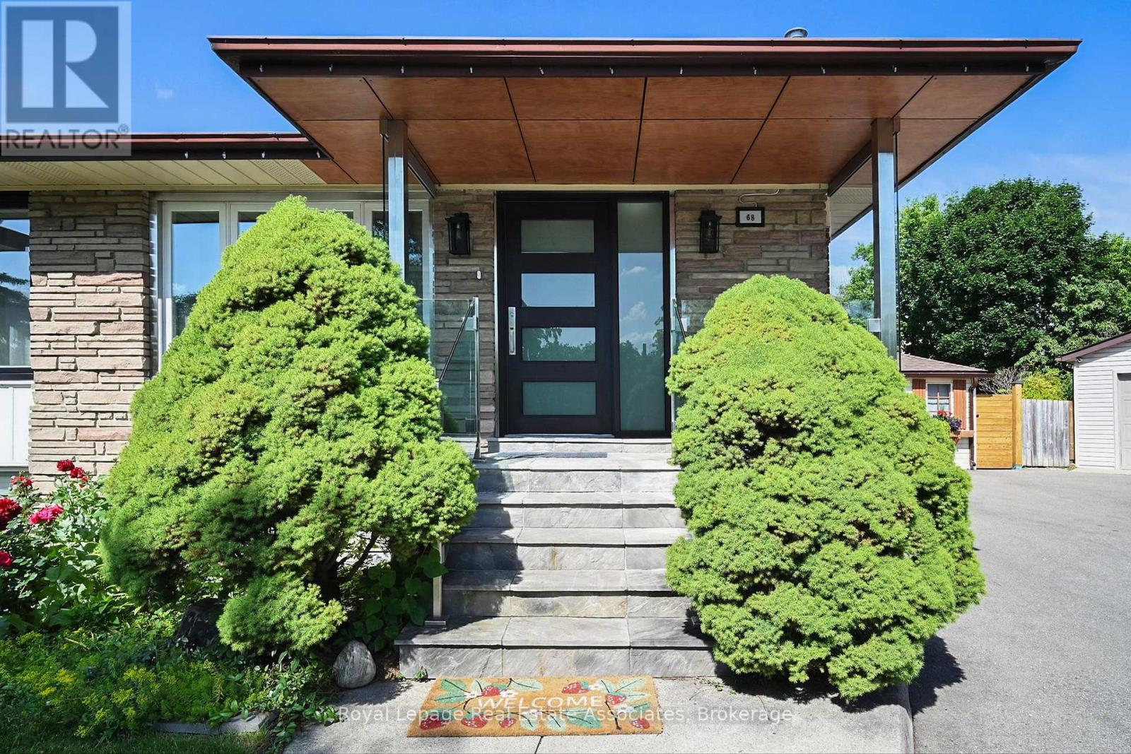 68 Vanguard Drive, Toronto (Islington-City Centre West), Ontario  M9B 5E6 - Photo 2 - W12390437
