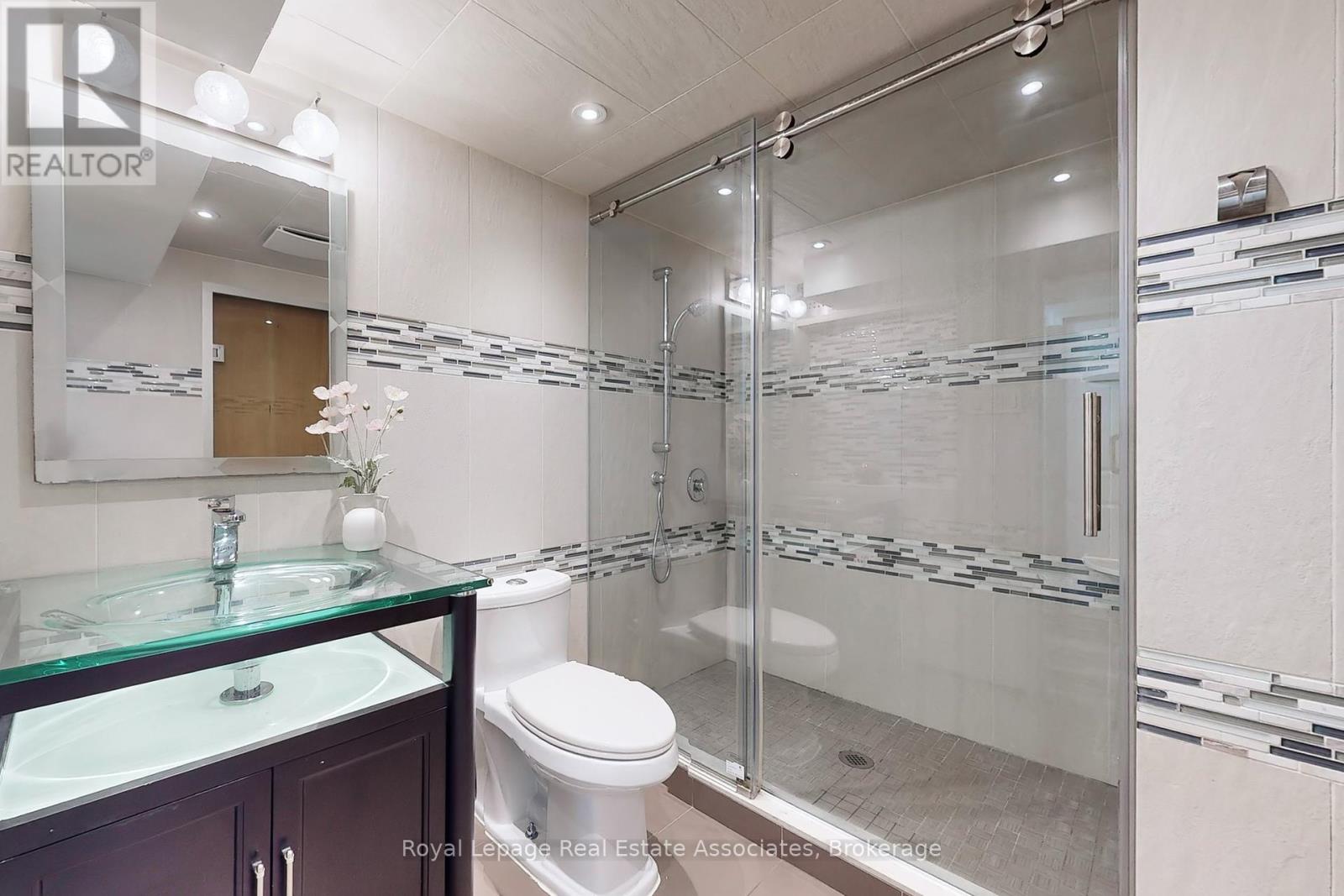 68 Vanguard Drive, Toronto (Islington-City Centre West), Ontario  M9B 5E6 - Photo 33 - W12390437