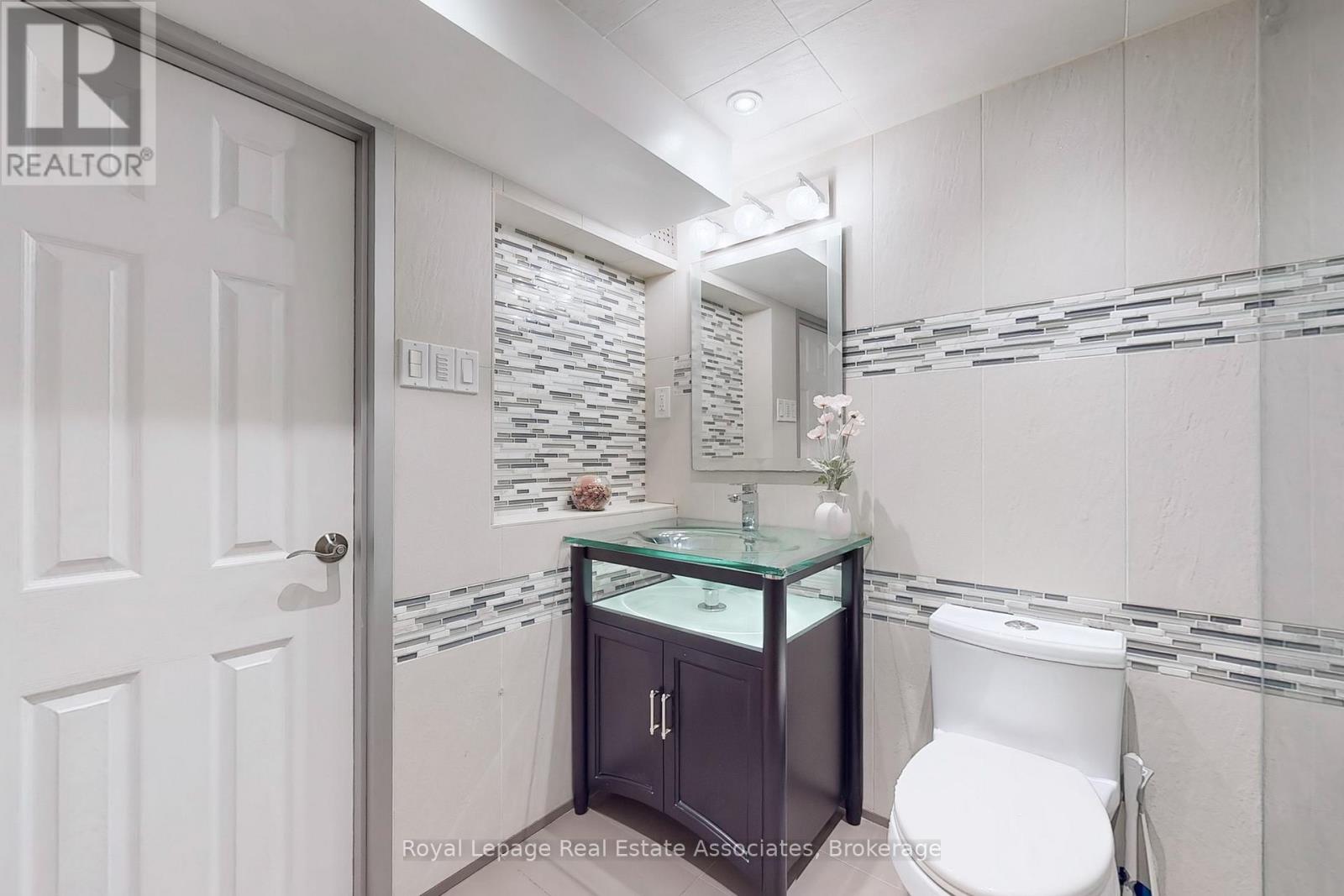 68 Vanguard Drive, Toronto (Islington-City Centre West), Ontario  M9B 5E6 - Photo 34 - W12390437
