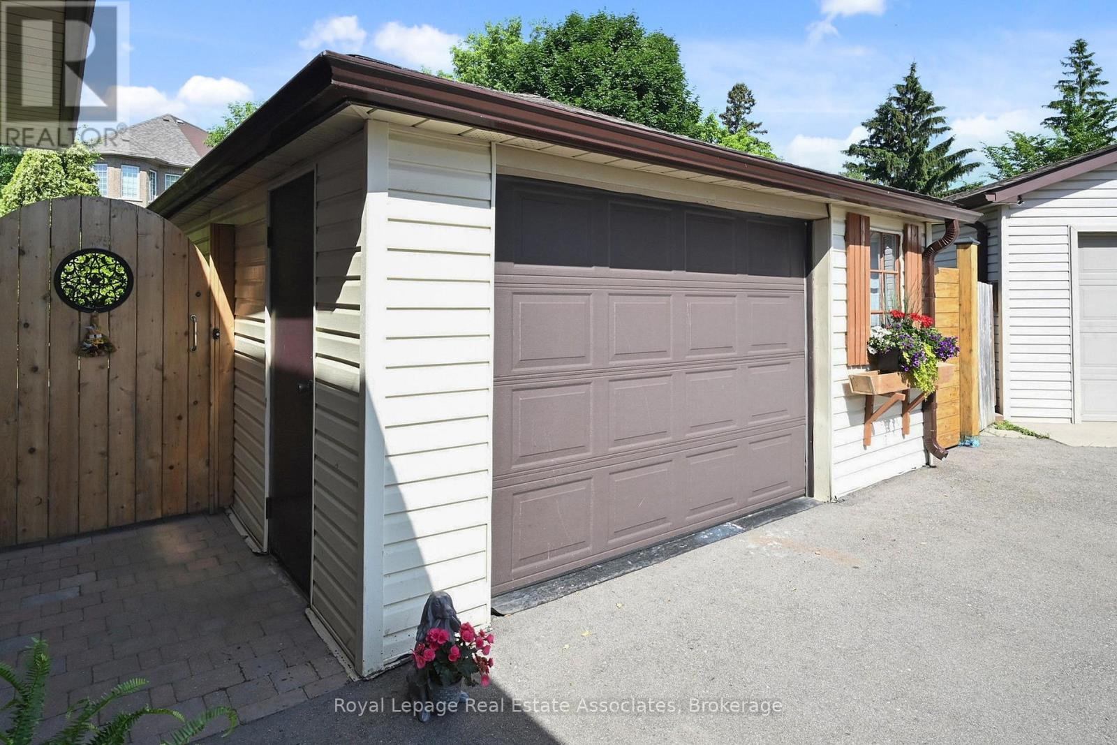68 Vanguard Drive, Toronto (Islington-City Centre West), Ontario  M9B 5E6 - Photo 45 - W12390437