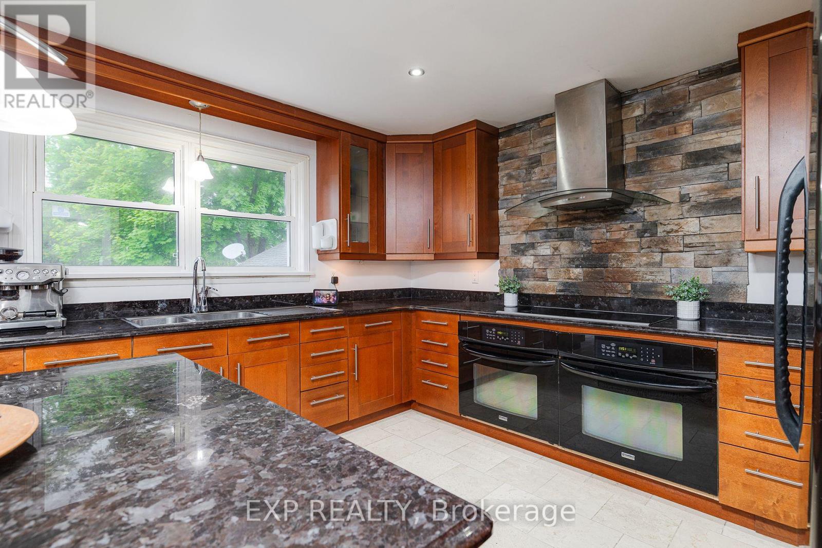 951 Gorton Avenue, Burlington (Bayview), Ontario  L7T 1S6 - Photo 12 - W12390459