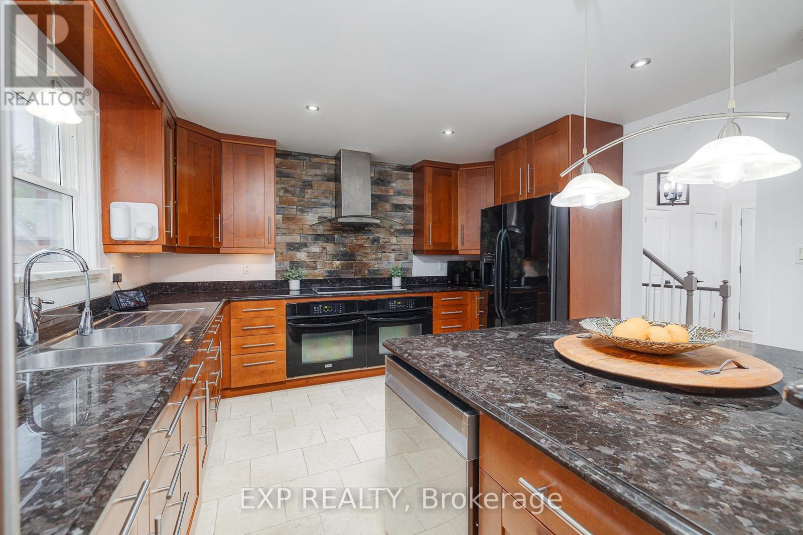 951 Gorton Avenue, Burlington (Bayview), Ontario  L7T 1S6 - Photo 13 - W12390459
