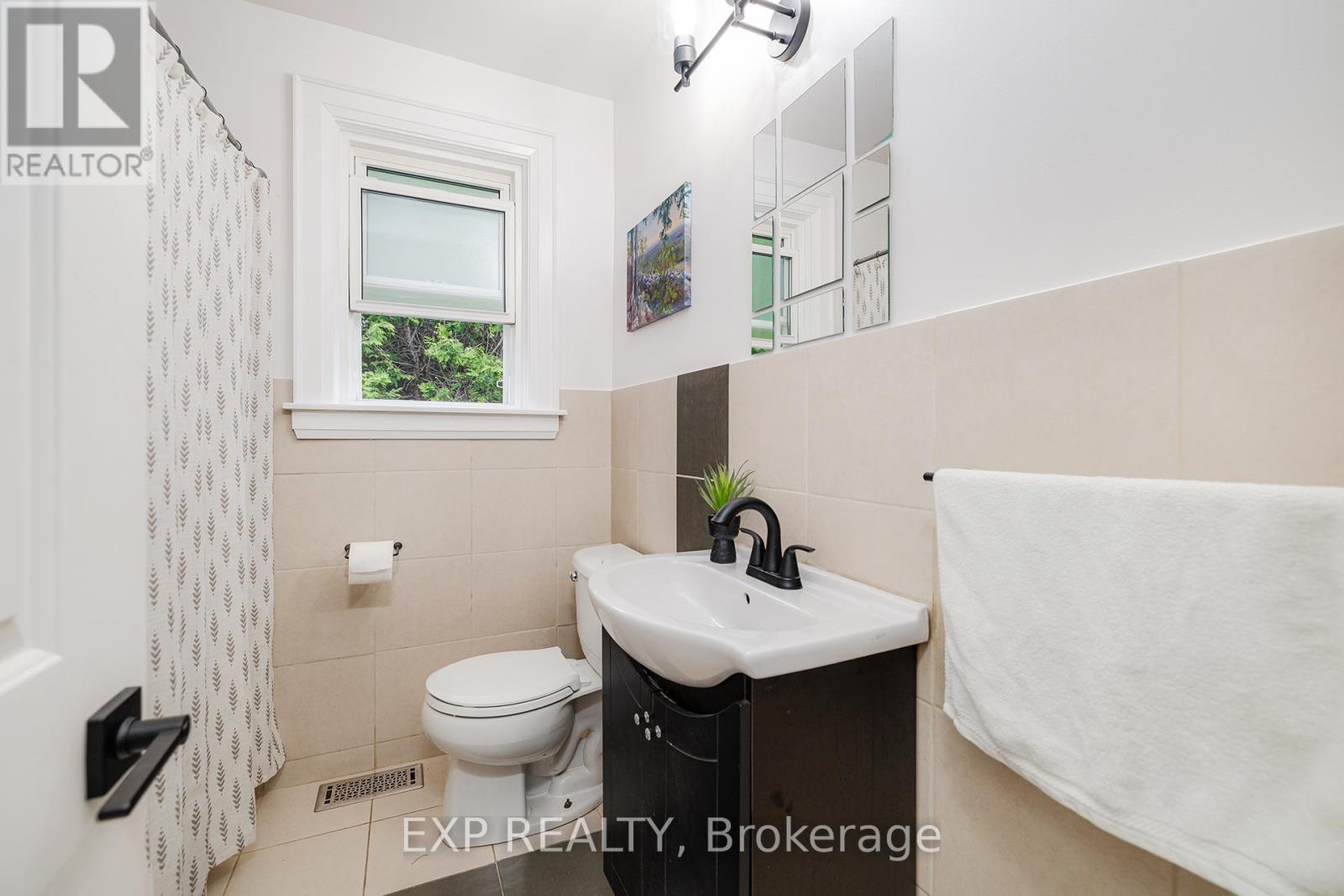 951 Gorton Avenue, Burlington (Bayview), Ontario  L7T 1S6 - Photo 17 - W12390459