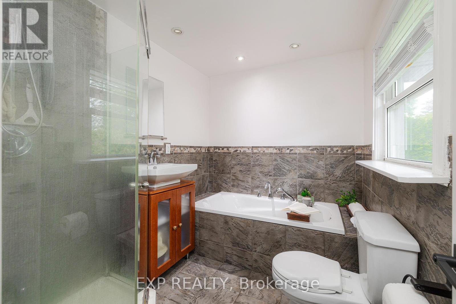 951 Gorton Avenue, Burlington (Bayview), Ontario  L7T 1S6 - Photo 20 - W12390459