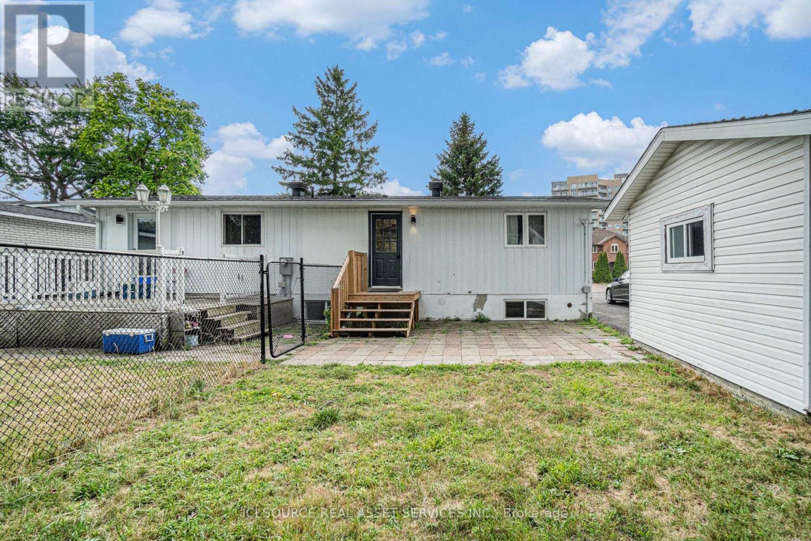 B - 17 Overlake Drive, Ottawa, Ontario  K2E 5V2 - Photo 2 - X12390451