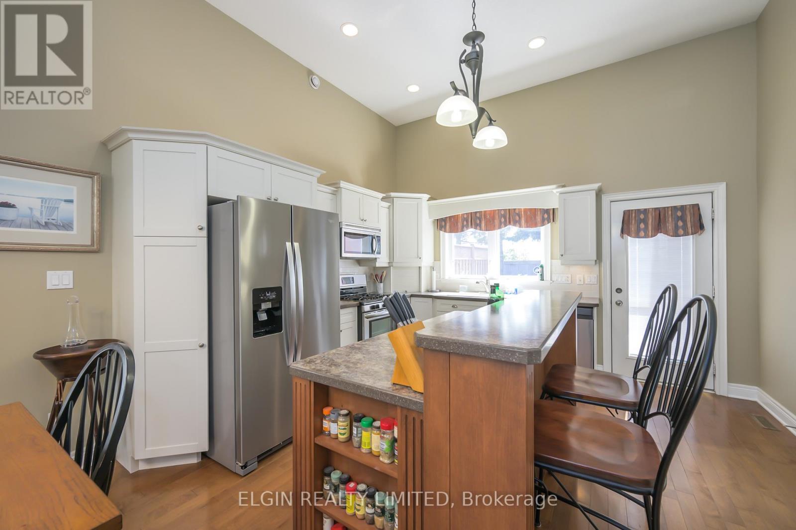 20 Beechwood Circle, St. Thomas, Ontario  N5R 6K4 - Photo 7 - X12390557