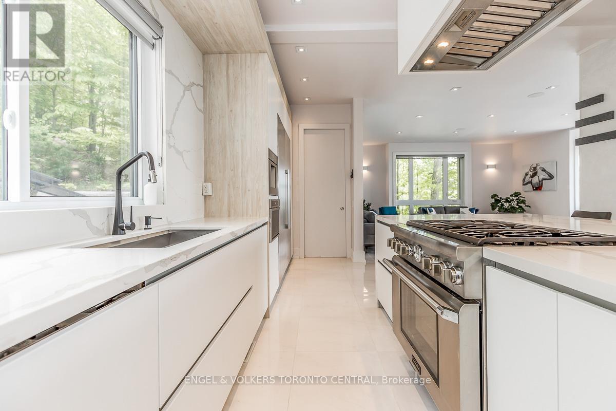 16 Valleycrest Drive, Oro-Medonte, Ontario  L0L 2L0 - Photo 14 - S12390489