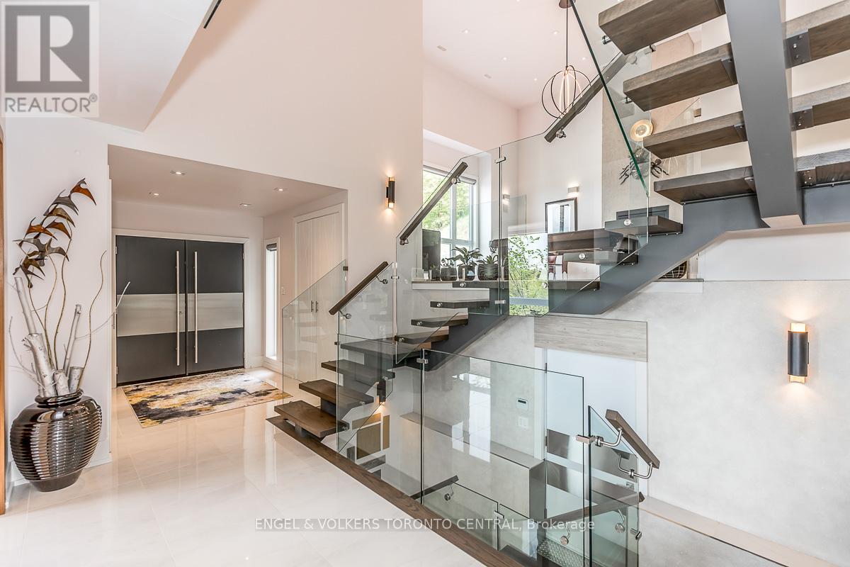 16 Valleycrest Drive, Oro-Medonte, Ontario  L0L 2L0 - Photo 22 - S12390489