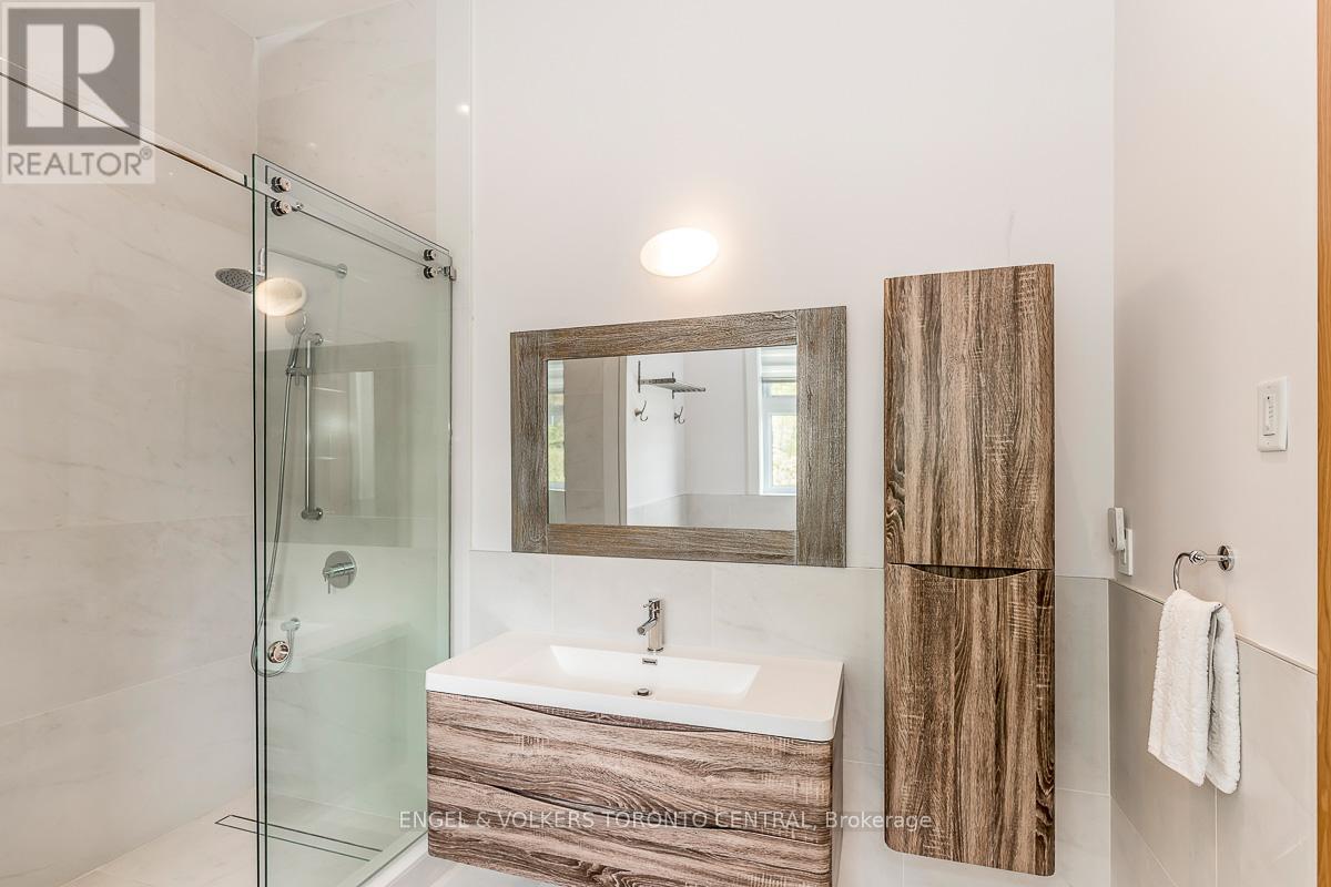 16 Valleycrest Drive, Oro-Medonte, Ontario  L0L 2L0 - Photo 29 - S12390489
