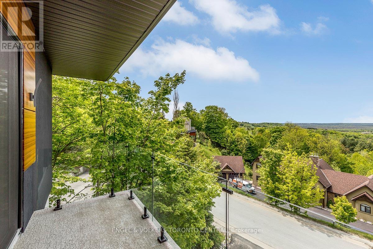 16 Valleycrest Drive, Oro-Medonte, Ontario  L0L 2L0 - Photo 36 - S12390489