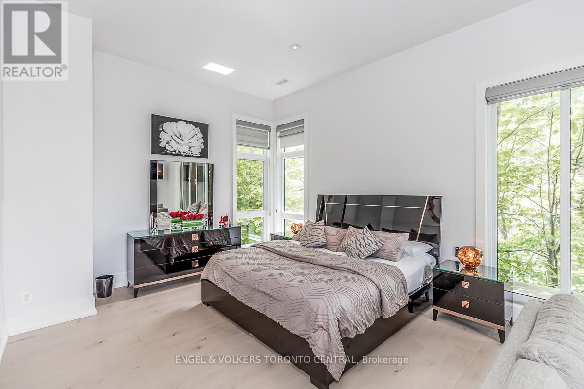 16 Valleycrest Drive, Oro-Medonte, Ontario  L0L 2L0 - Photo 39 - S12390489