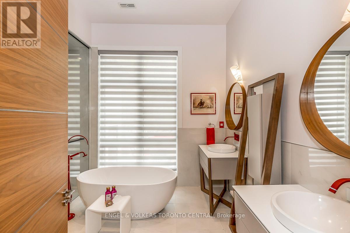 16 Valleycrest Drive, Oro-Medonte, Ontario  L0L 2L0 - Photo 41 - S12390489