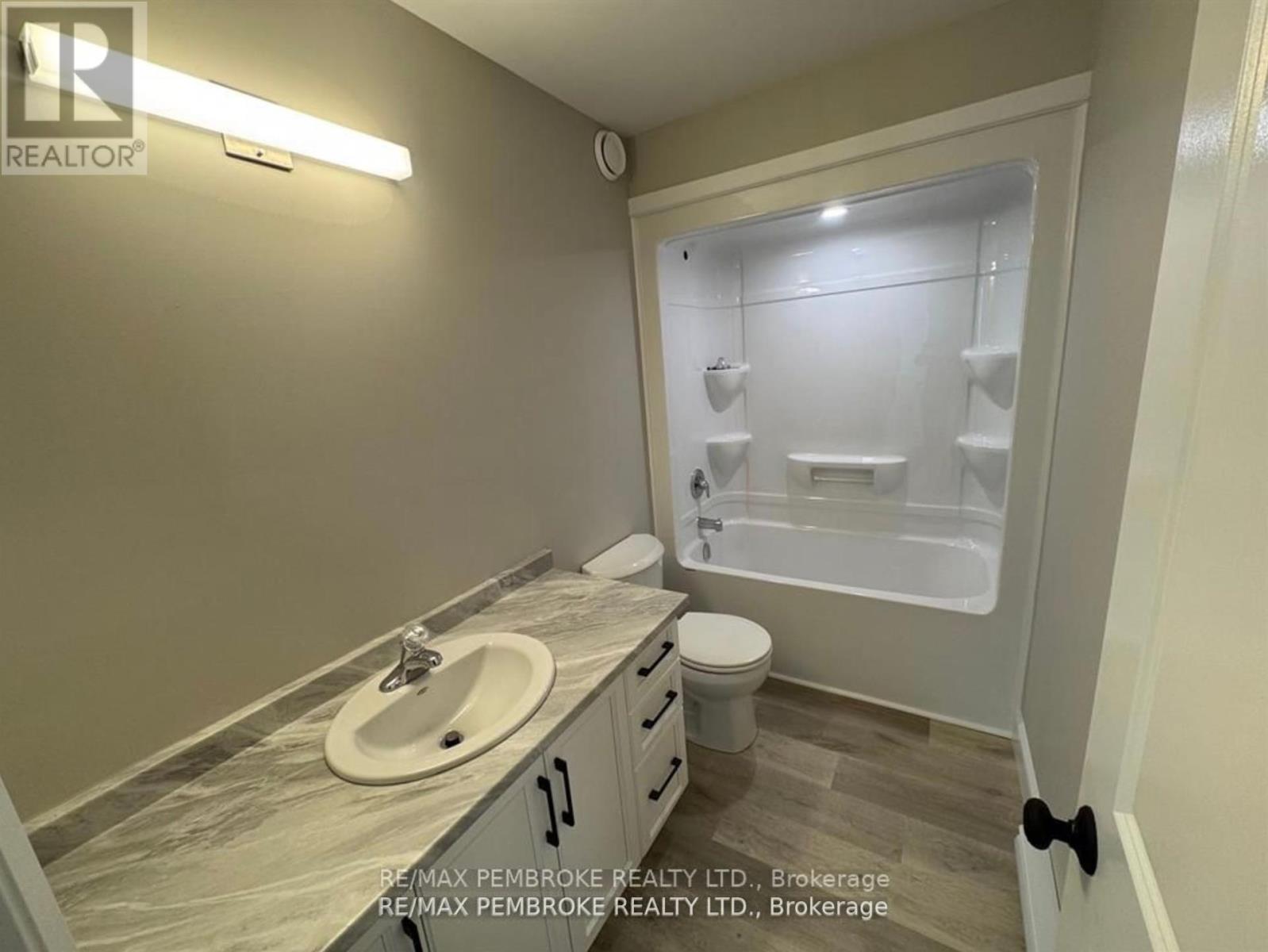 2063 Sandstone Crescent, Petawawa, Ontario  K8H 0B2 - Photo 12 - X12390550