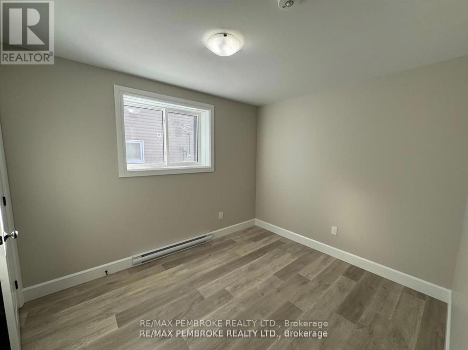 2063 Sandstone Crescent, Petawawa, Ontario  K8H 0B2 - Photo 14 - X12390550