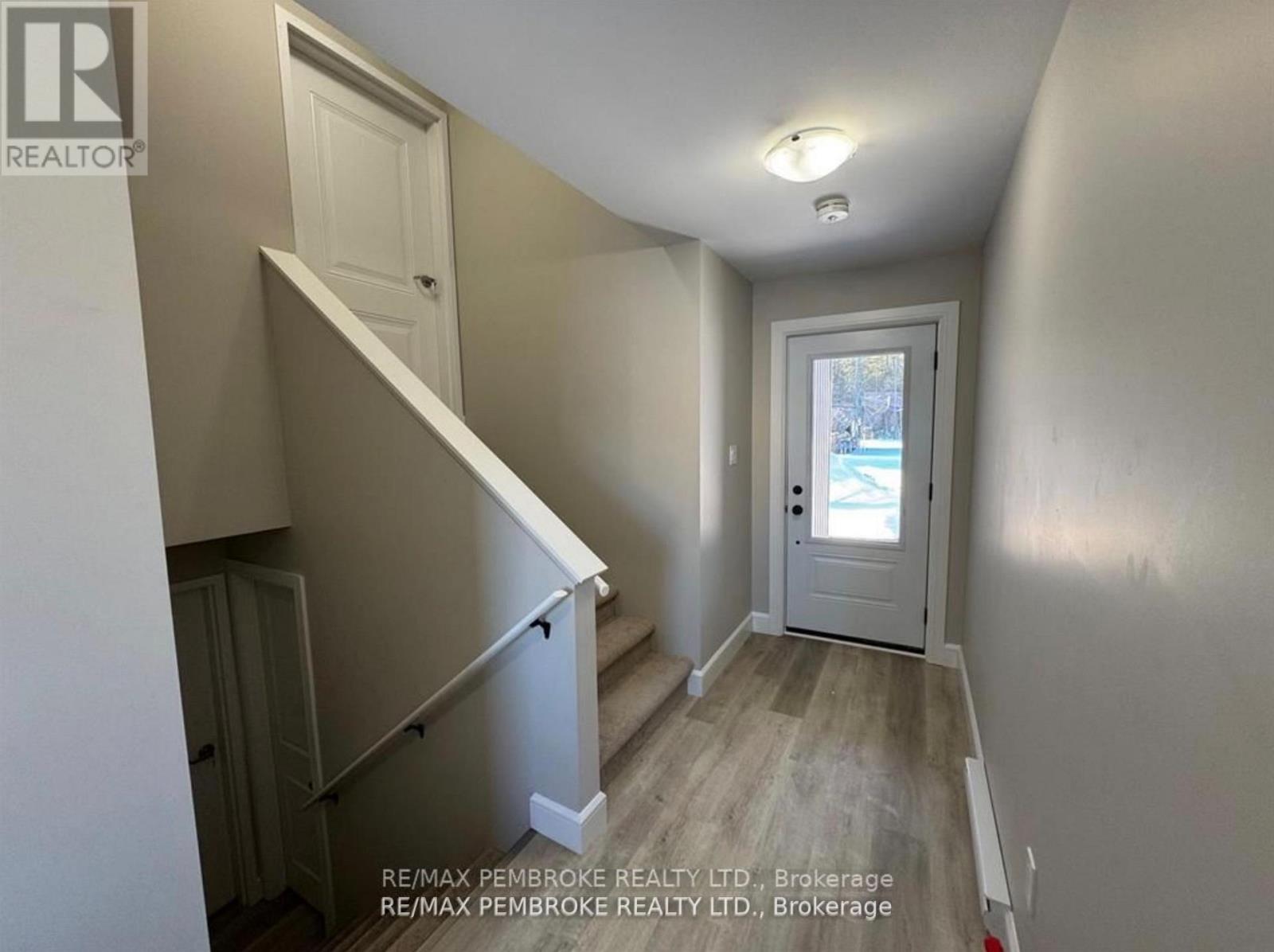 2063 Sandstone Crescent, Petawawa, Ontario  K8H 0B2 - Photo 2 - X12390550