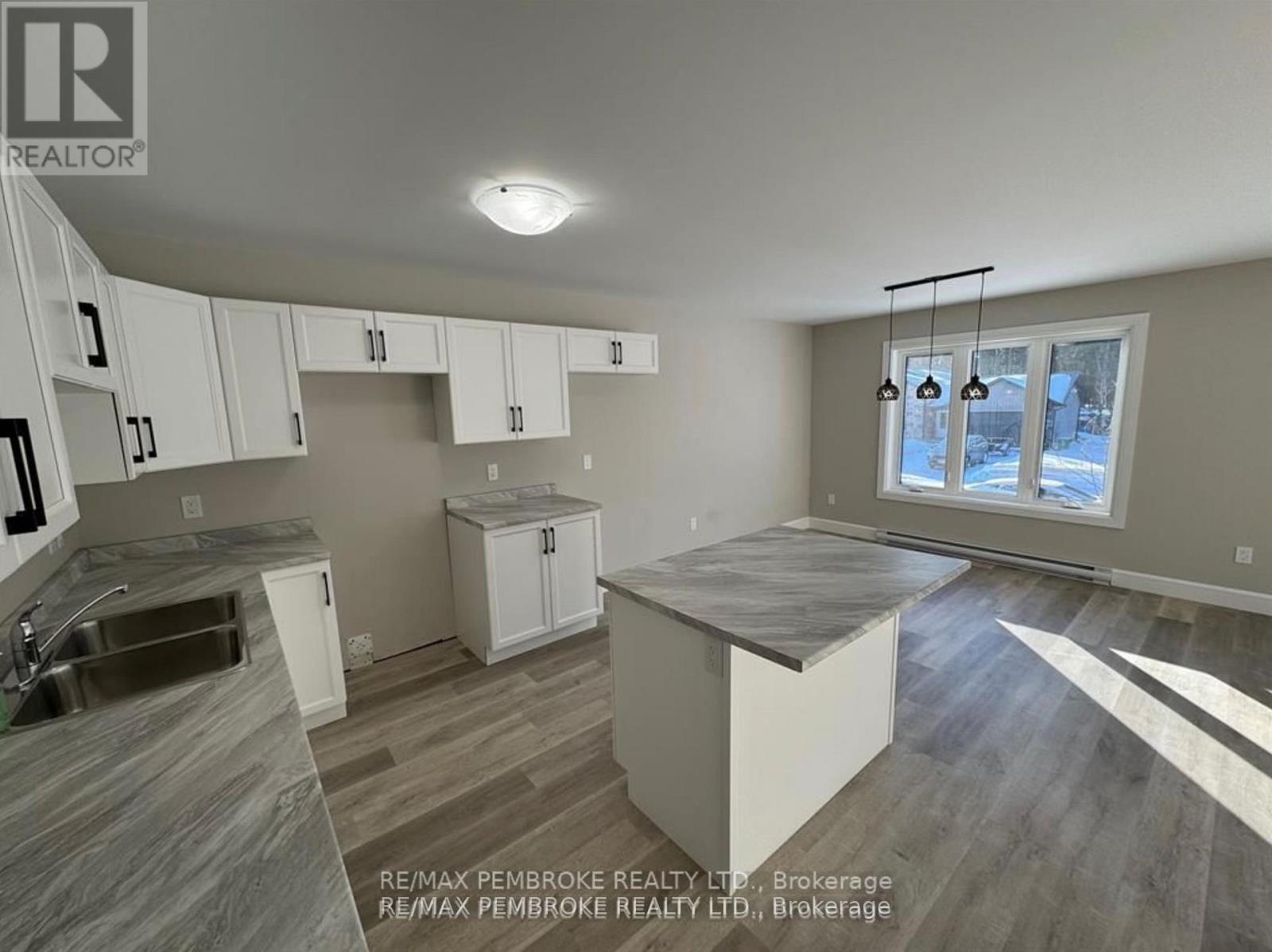 2063 Sandstone Crescent, Petawawa, Ontario  K8H 0B2 - Photo 3 - X12390550