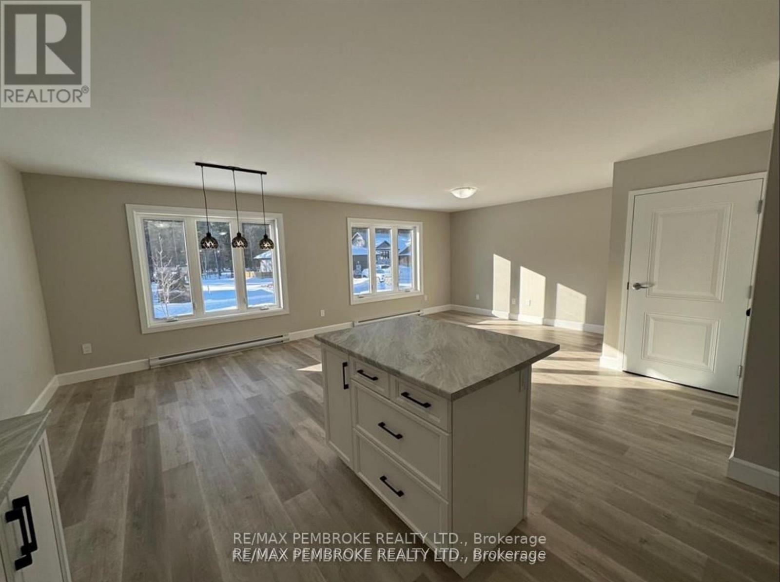2063 Sandstone Crescent, Petawawa, Ontario  K8H 0B2 - Photo 4 - X12390550