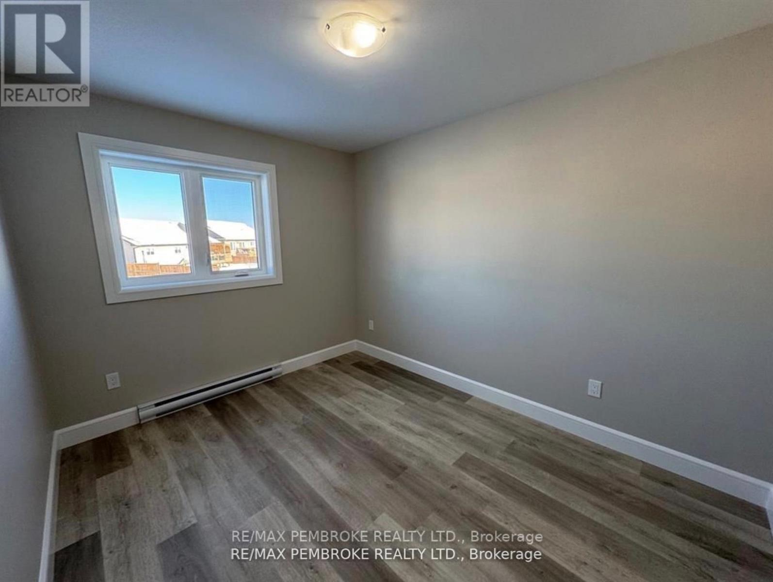 2063 Sandstone Crescent, Petawawa, Ontario  K8H 0B2 - Photo 7 - X12390550
