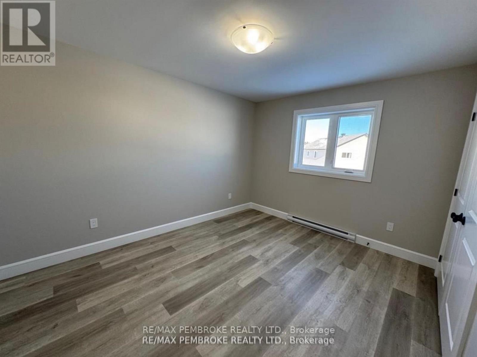 2063 Sandstone Crescent, Petawawa, Ontario  K8H 0B2 - Photo 8 - X12390550