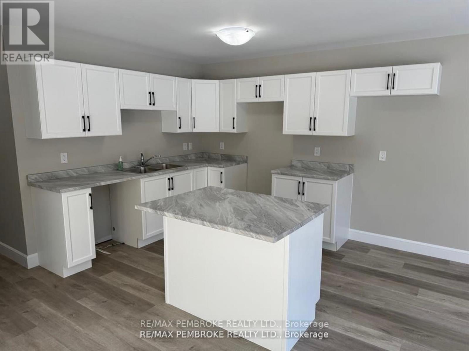 2063 Sandstone Crescent, Petawawa, Ontario  K8H 0B2 - Photo 9 - X12390550