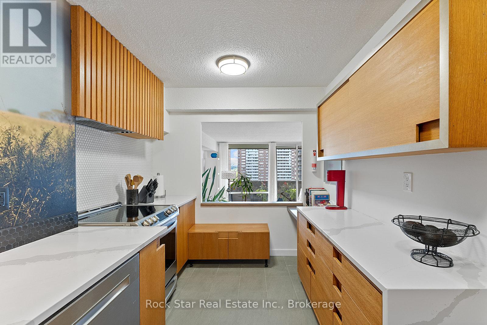 1305 - 270 Scarlett Road, Toronto, Ontario  M6N 4X7 - Photo 4 - W12390589