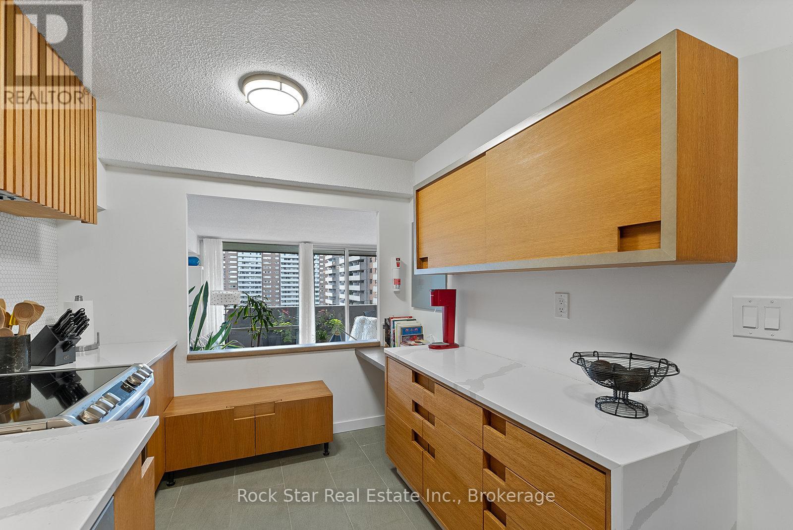1305 - 270 Scarlett Road, Toronto, Ontario  M6N 4X7 - Photo 7 - W12390589