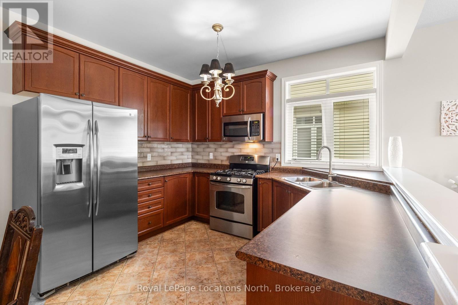 8 Broadpoint Street, Wasaga Beach, Ontario  L9Z 3B8 - Photo 9 - S12390535