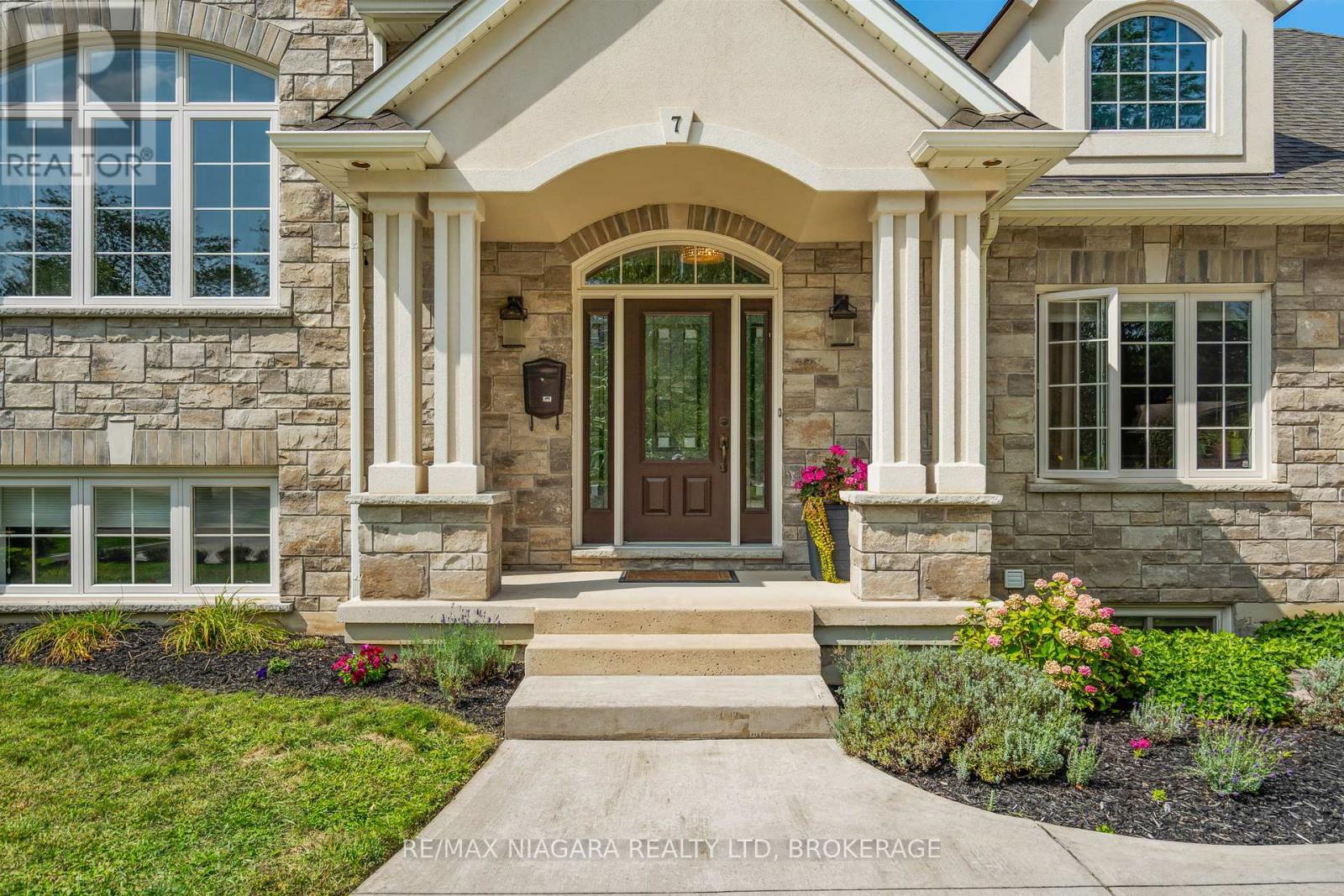 Property at 7 PARKLANE CRESCENT image 4