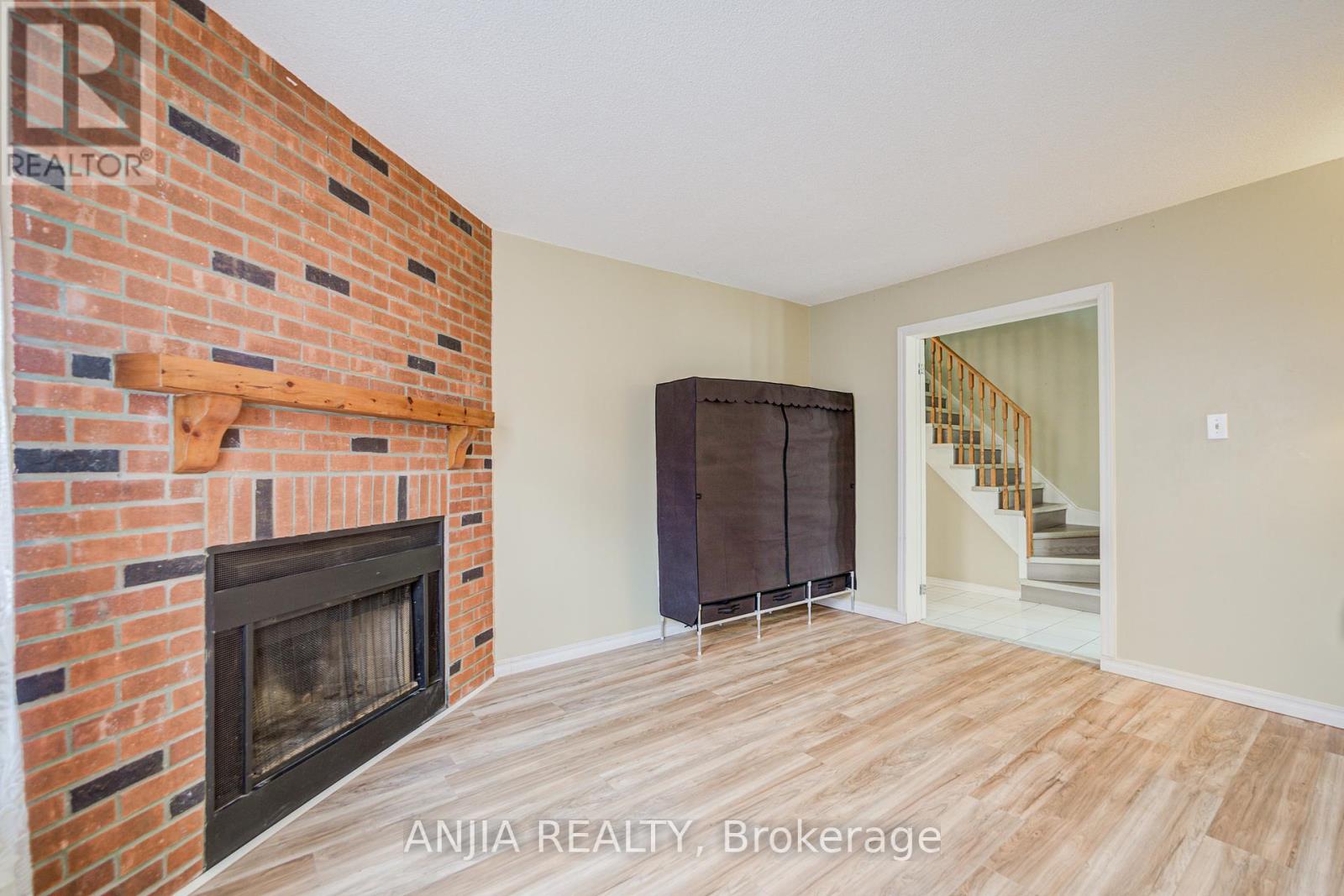 550 Bluesky Crescent, Mississauga (Hurontario), Ontario  L5R 2S2 - Photo 10 - W12390496