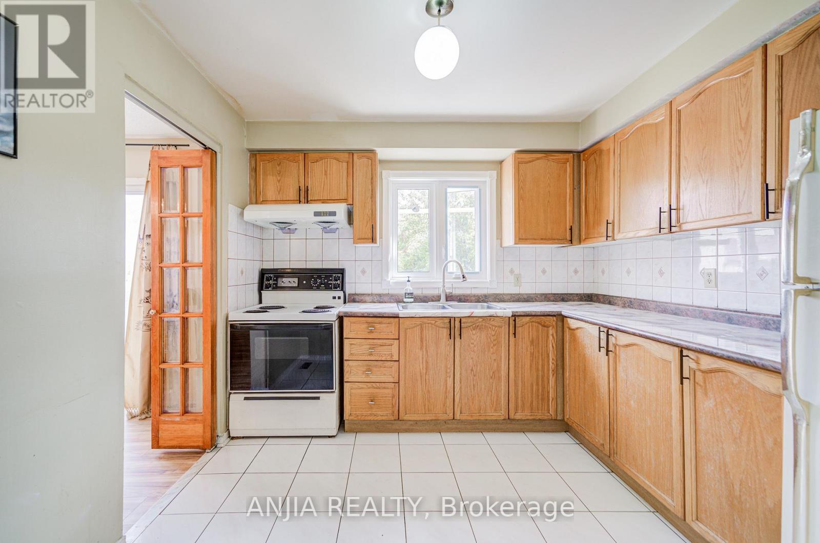550 Bluesky Crescent, Mississauga (Hurontario), Ontario  L5R 2S2 - Photo 11 - W12390496