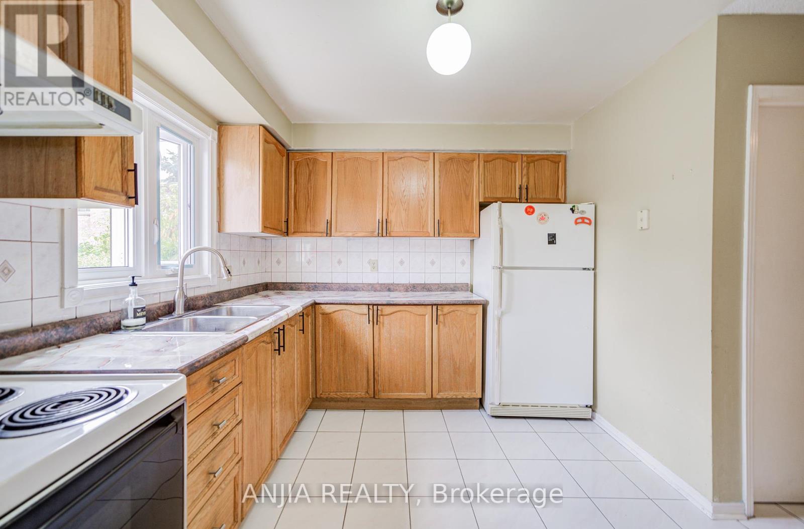 550 Bluesky Crescent, Mississauga (Hurontario), Ontario  L5R 2S2 - Photo 12 - W12390496
