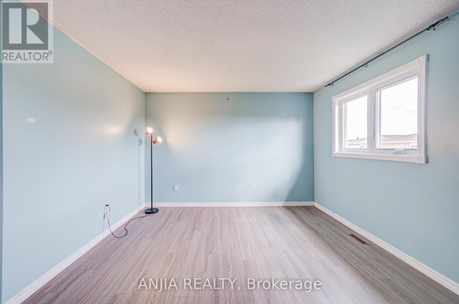 550 Bluesky Crescent, Mississauga (Hurontario), Ontario  L5R 2S2 - Photo 14 - W12390496