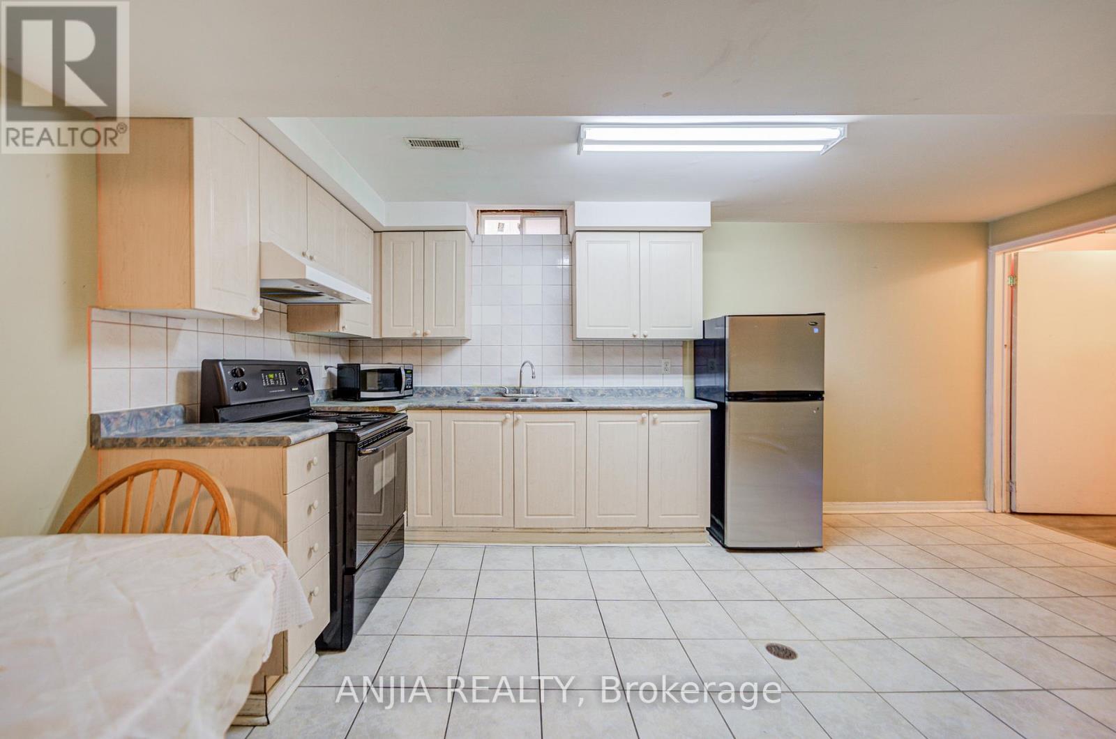 550 Bluesky Crescent, Mississauga (Hurontario), Ontario  L5R 2S2 - Photo 26 - W12390496