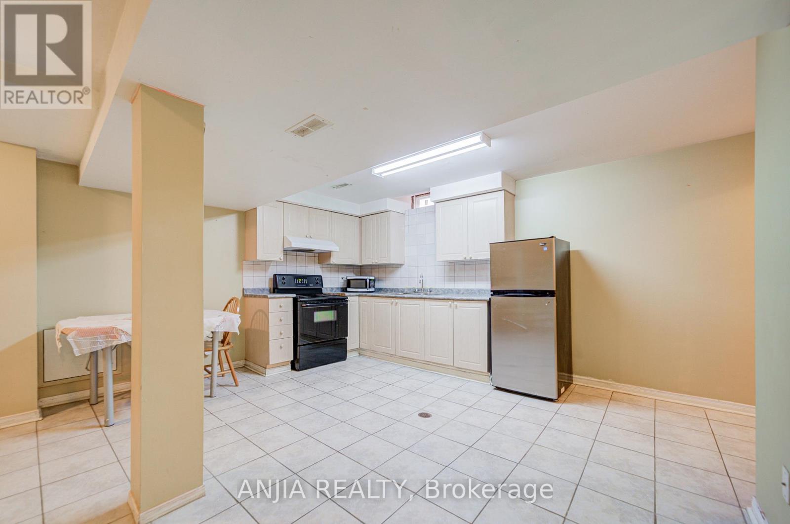 550 Bluesky Crescent, Mississauga (Hurontario), Ontario  L5R 2S2 - Photo 27 - W12390496