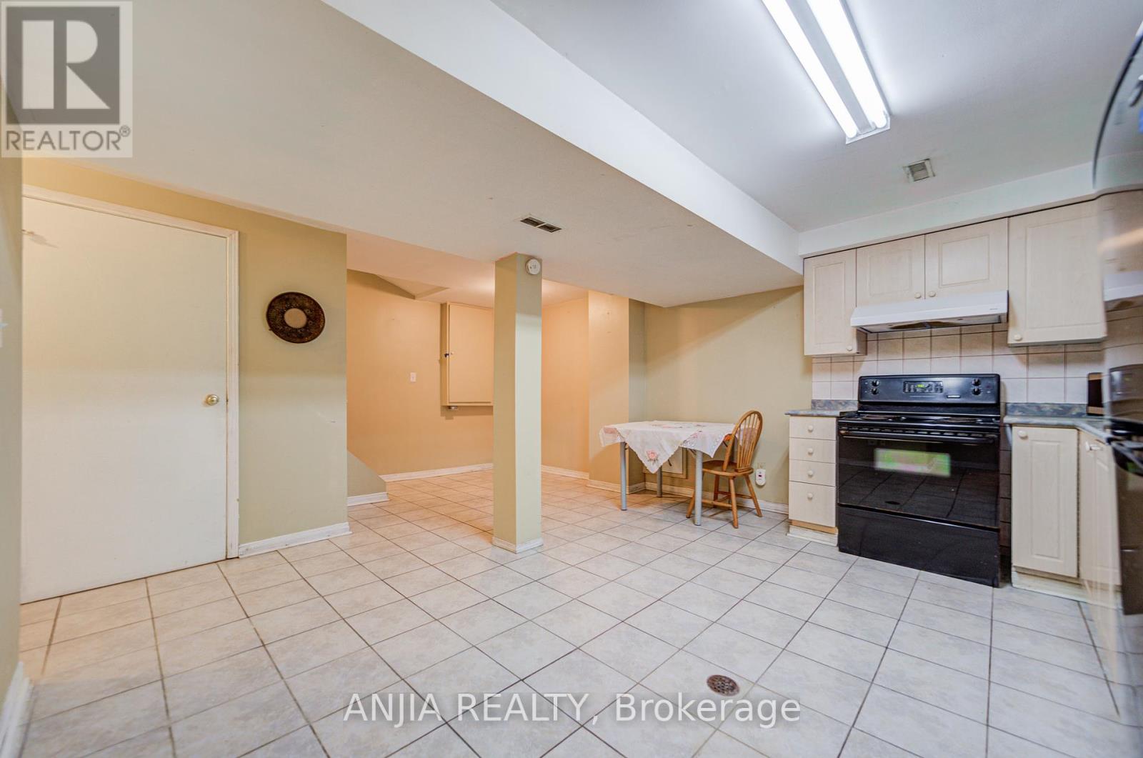 550 Bluesky Crescent, Mississauga (Hurontario), Ontario  L5R 2S2 - Photo 28 - W12390496