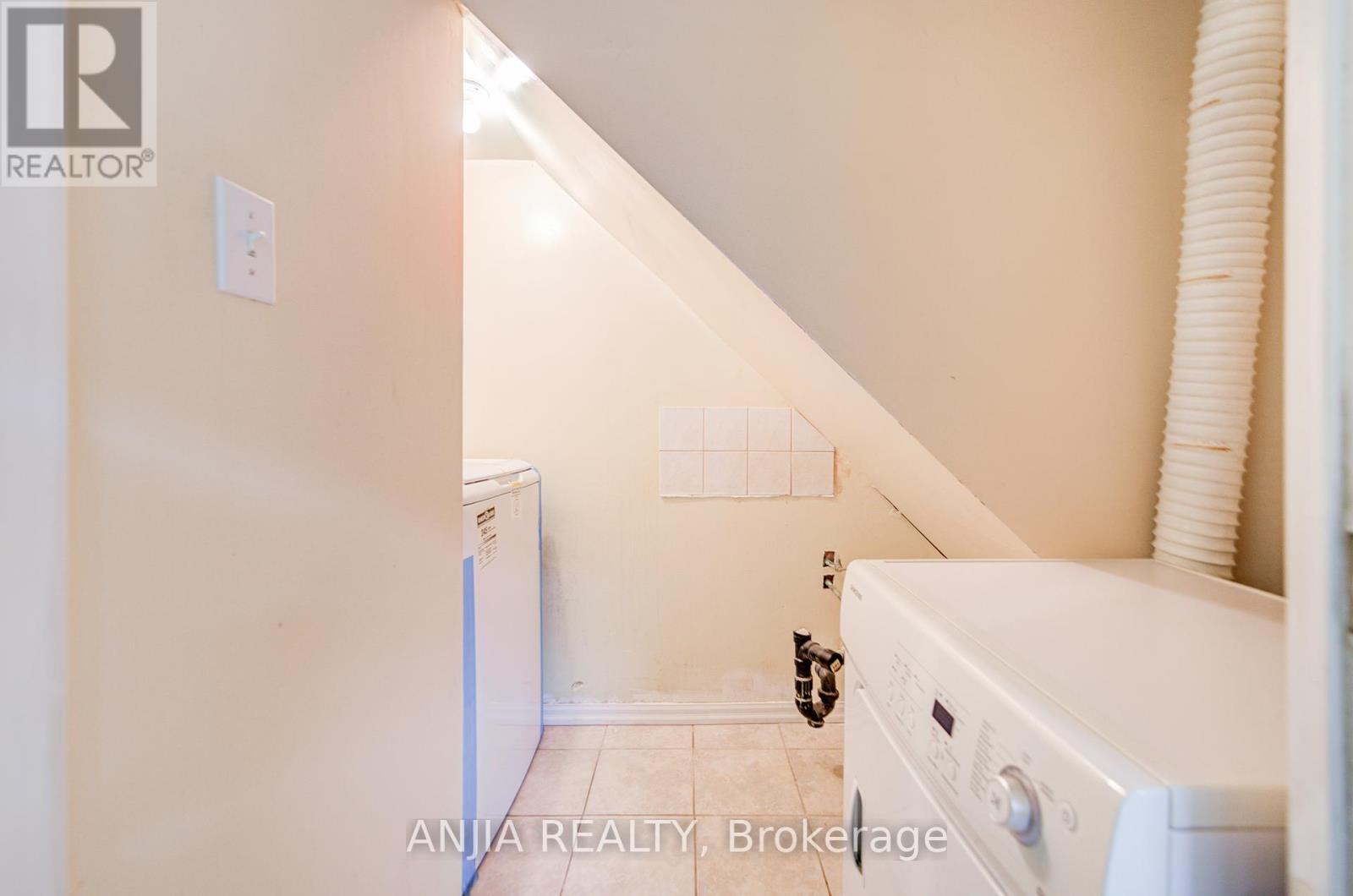 550 Bluesky Crescent, Mississauga (Hurontario), Ontario  L5R 2S2 - Photo 32 - W12390496