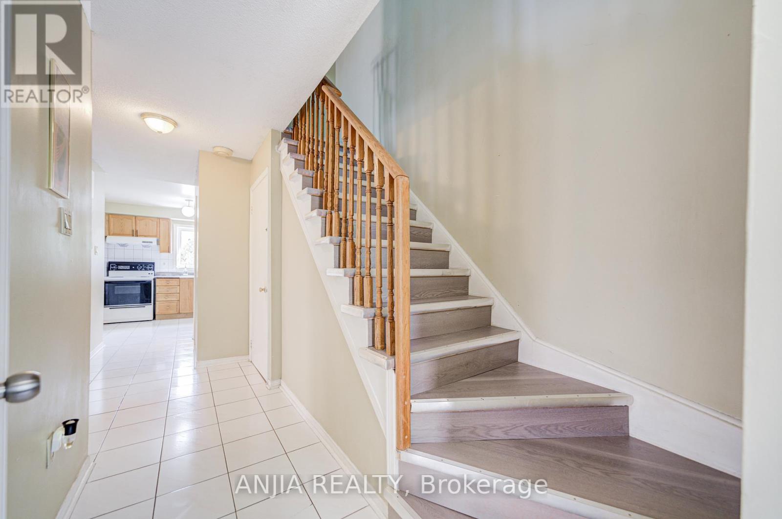 Property at 550 BLUESKY CRESCENT image 4