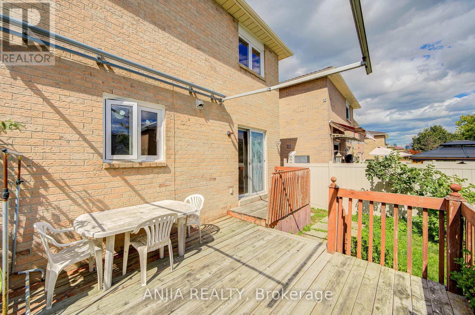 550 Bluesky Crescent, Mississauga (Hurontario), Ontario  L5R 2S2 - Photo 40 - W12390496