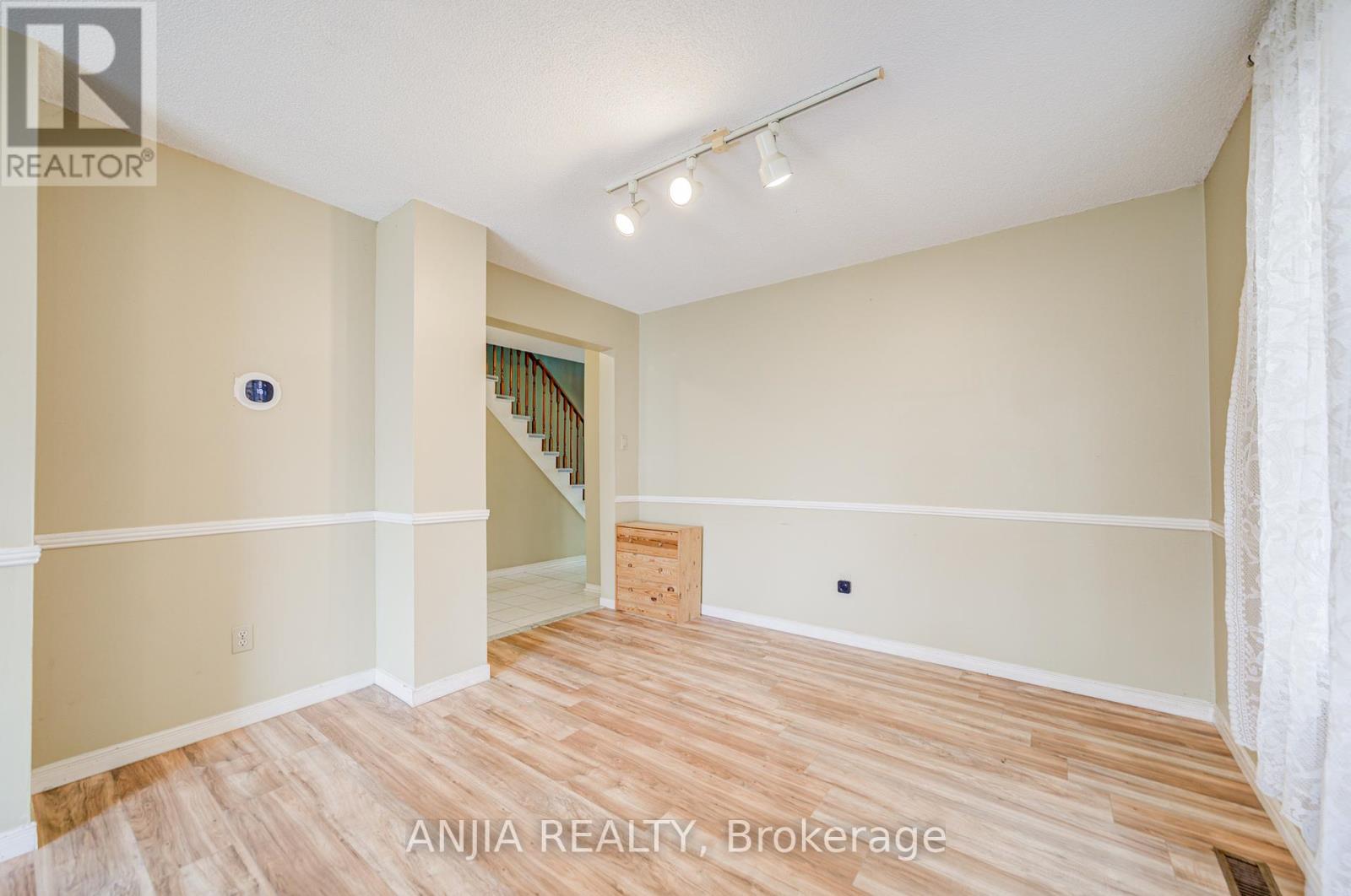 550 Bluesky Crescent, Mississauga (Hurontario), Ontario  L5R 2S2 - Photo 6 - W12390496