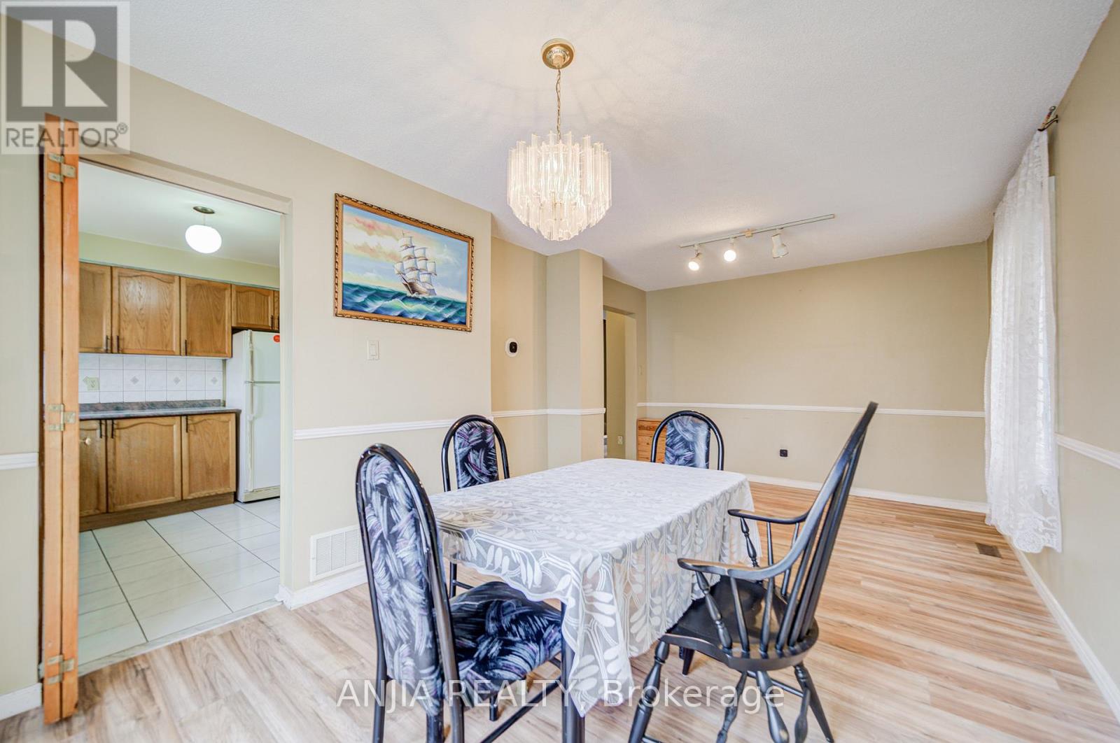 550 Bluesky Crescent, Mississauga (Hurontario), Ontario  L5R 2S2 - Photo 8 - W12390496