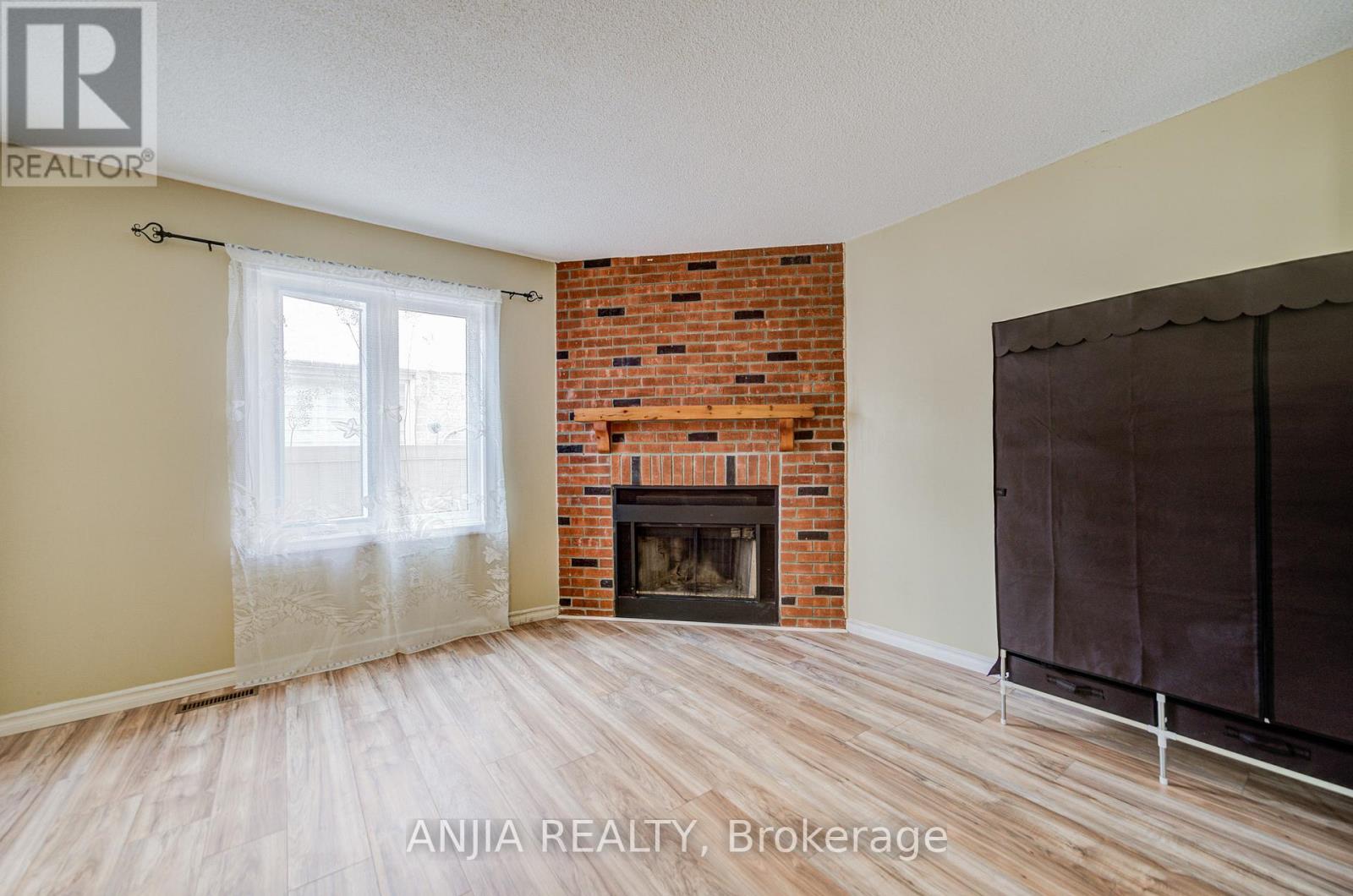 550 Bluesky Crescent, Mississauga (Hurontario), Ontario  L5R 2S2 - Photo 9 - W12390496