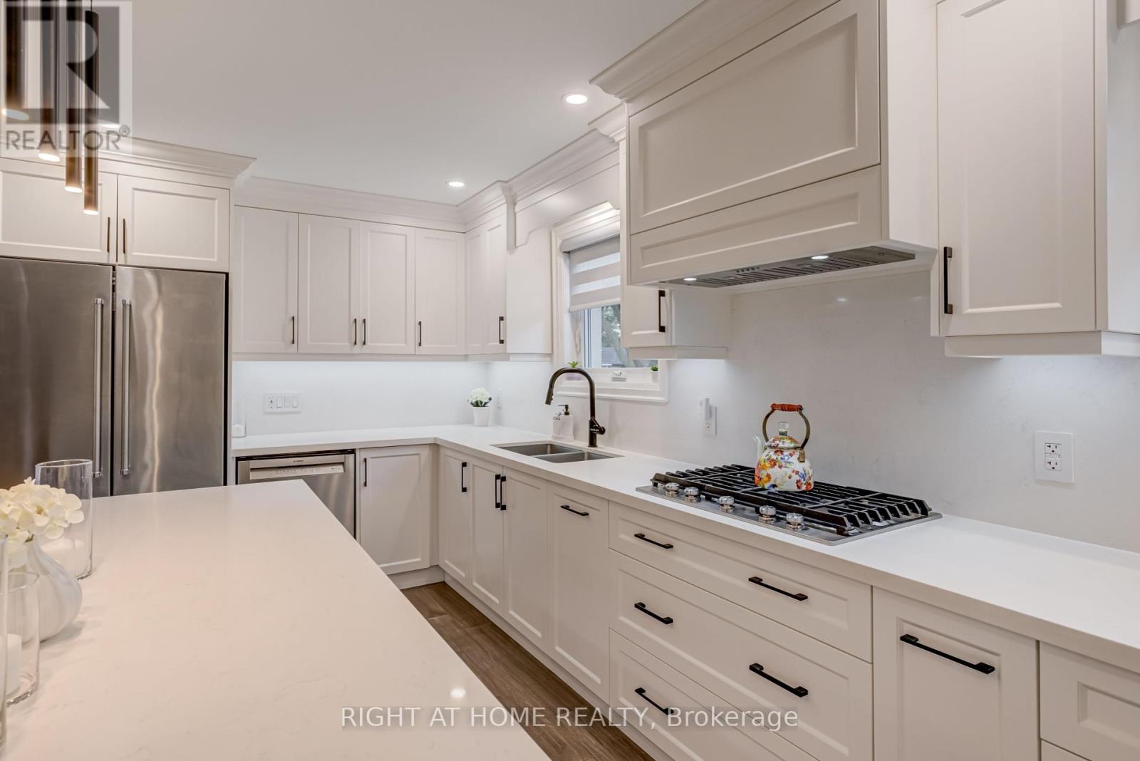 260 Louis Drive, Mississauga, Ontario  L5B 1Y9 - Photo 12 - W12390502