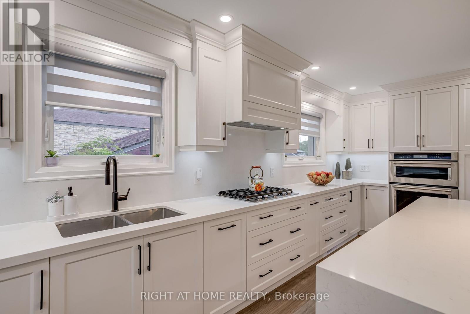 260 Louis Drive, Mississauga, Ontario  L5B 1Y9 - Photo 13 - W12390502